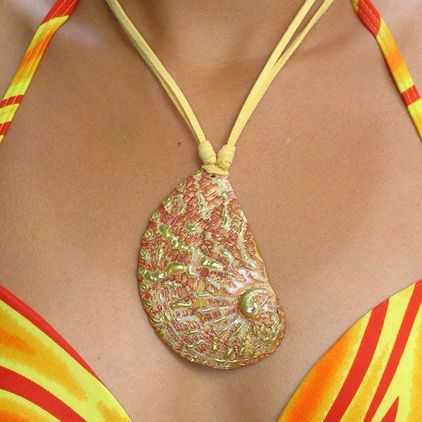 Nautilus_Sea_Shell_Pendant_in_Gold_Color_At_Jewel_Shapes