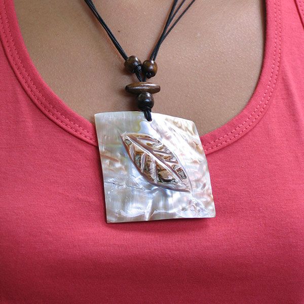 Lady's_Sea_Shell_Pendant_Necklace_In_Beige_Color_With_Wooden_Beads_At _Jewel_Shapes