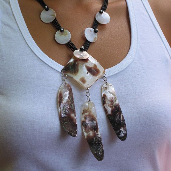 Black_And_White_Color_Women_Sea_Shell_Pendant_Necklace_At _Jewel_Shapes