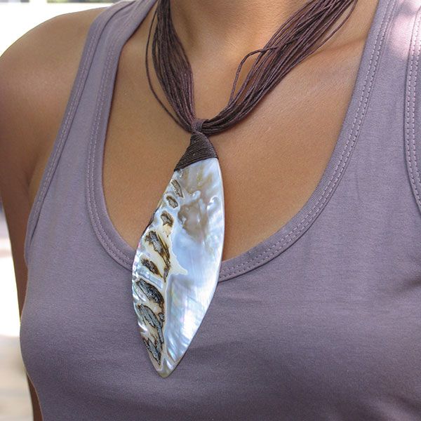 Women_Sea_Shell_Necklace_In_Leaf_Shape_At_Jewel_Shapes